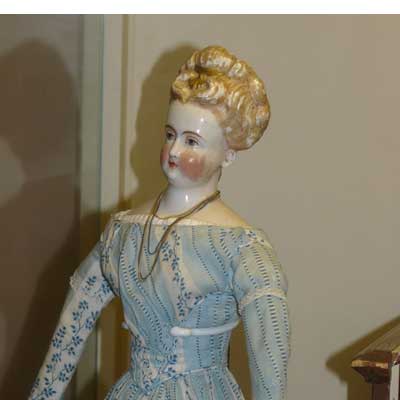 Brustblattkopf  mit einmodelliertem Goldschmuck im Haar,
Ziegenlederbalg, Originalkleidung, um 1860