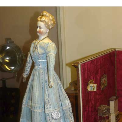 Brustblattkopf  mit einmodelliertem Goldschmuck im Haar,
Ziegenlederbalg, Originalkleidung, um 1860