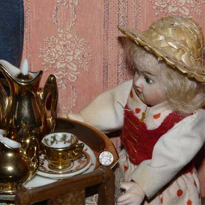 Gründerzeitstube mit kleiner Französin von vor 1900